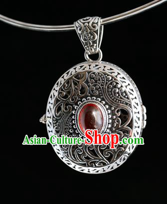 China Handmade Classical Accessories Traditional National Silver Carving Sachet Necklet Jewelry Garnet Necklace Pendant