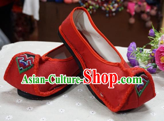 Traditional Chinese Ethnic Bride Red Shoes Handmade Yunnan National Embroidered Shoes Wedding Shoes for Women