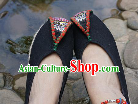 Traditional Chinese Yunnan Ethnic Black Embroidered Shoes Handmade National Shoes Hanfu Dress for Women