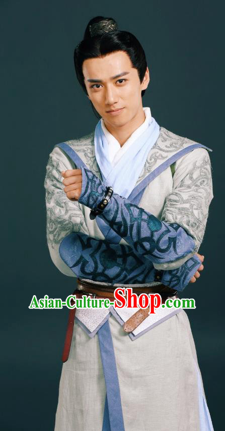 Chinese Ancient Swordsman Hanfu Clothing and Headdress Drama The Taosim Crandmaster Gong Han White Costumes