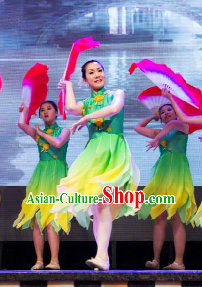 Chinese A Thousand Reds Fan Dance Green Dress Traditional Classical Dance Stage Performance Costume for Women