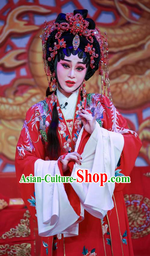 Chinese Cantonese Opera Bride Qiu Xiang Garment San Xiao Yin Yuan Costumes and Headdress Traditional Guangdong Opera Hua Tan Apparels Young Beauty Red Dress