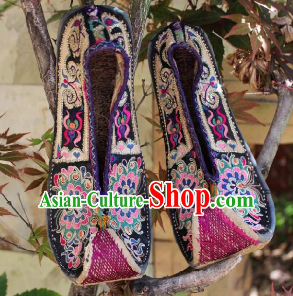 Asian Chinese Yunnan Ethnic Shoes National Shoes Embroidered Shoes Traditional China Embroidered Shoes for Women