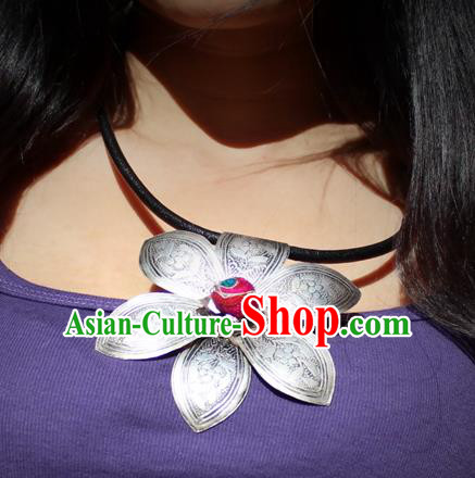 Chinese Handmade Miao Nationality Silver Carving Flower Necklace Traditional Minority Ethnic Jewelry Accessories for Women