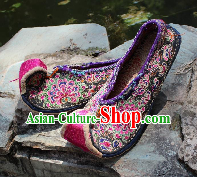 Asian Chinese Handmade Cloth Shoes National Shoes Embroidered Shoes Traditional Yunnan Ethnic Embroidery Shoes for Women