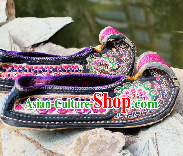 Asian Chinese Handmade Embroidery Flowers Cloth Shoes National Shoes Embroidered Shoes Traditional Yunnan Ethnic Shoes for Women