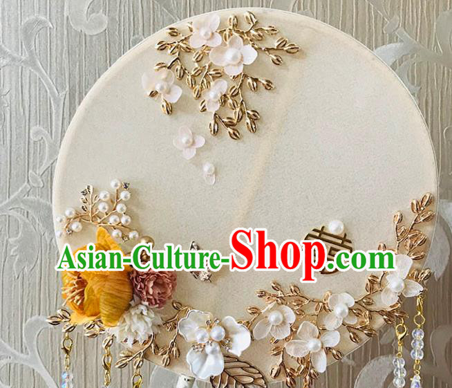 China Bride Palace Fan Handmade Wedding Yellow Rose Circular Fan Traditional Beige Silk Hanfu Fan