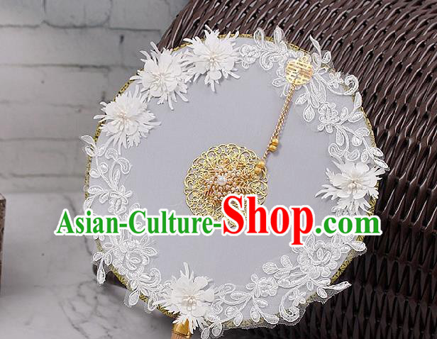 China Handmade White Lace Flowers Palace Fan Traditional Bride Circular Fan Wedding Silk Fan