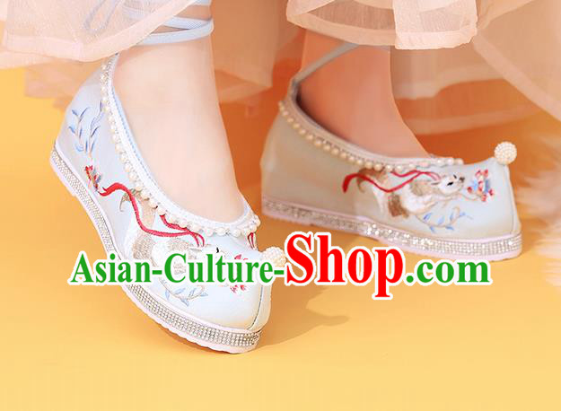 China Classical Beads Shoes Embroidered Fox Shoes Traditional National White Cloth Shoes