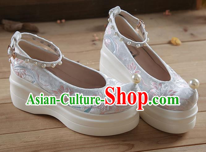 China Embroidered Flowers Platform Shoes White Velvet Shoes Traditional Hanfu Pearls Shoes