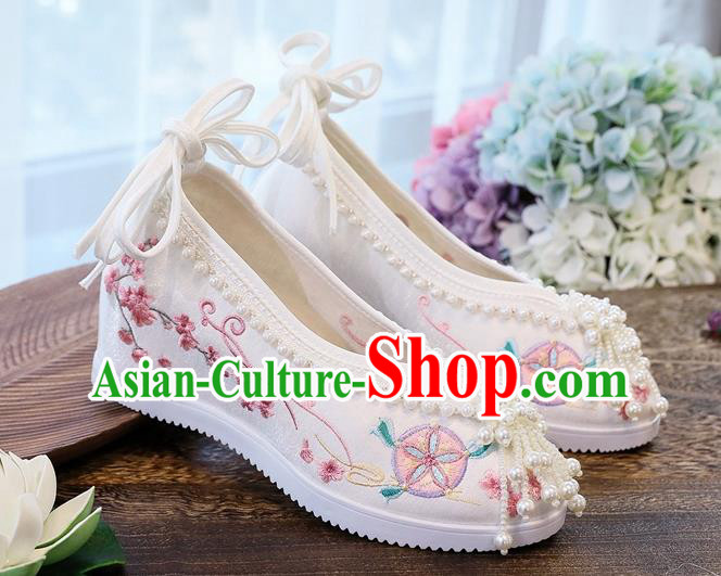 China Handmade White Cloth Shoes Traditional Pearls Tassel Shoes National Embroidered Shoes