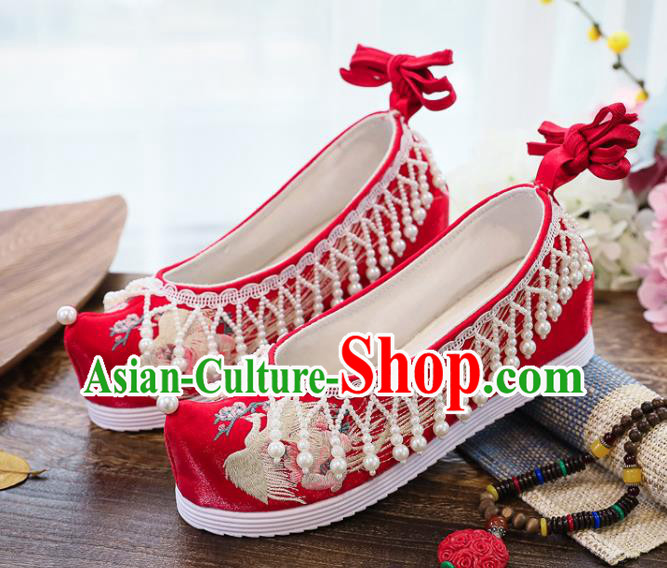 China Handmade Wedding Pearls Tassel Shoes National Embroidered Phoenix Shoes Traditional Xiuhe Red Cloth Shoes