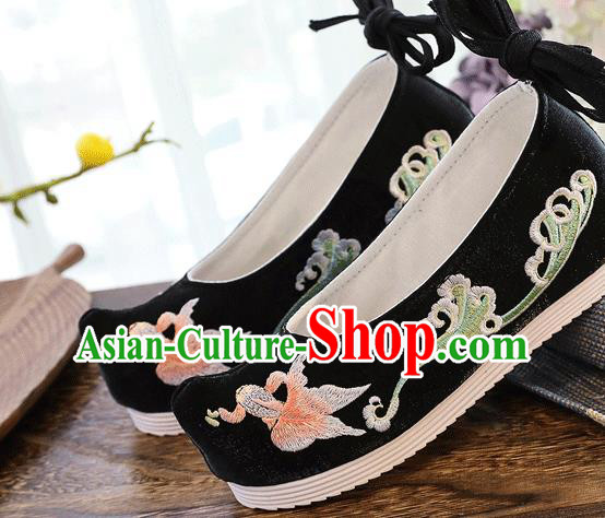 China Handmade Black Cloth Shoes Traditional National Woman Shoes Embroidered Goldfish Shoes