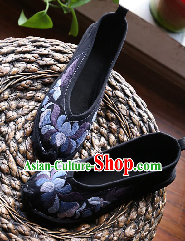 Chinese Yunnan Ethnic Woman Shoes Hand Embroidered Black Cloth Shoes Traditional Folk Dance Shoes
