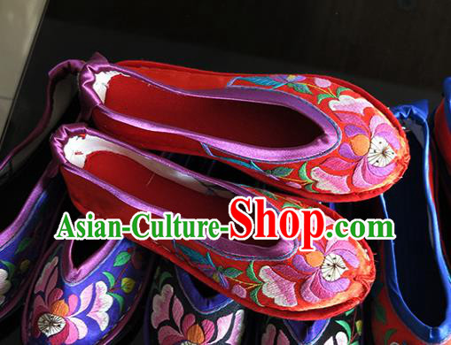 Chinese Yunnan Ethnic Dance Shoes Hand Embroidered Red Satin Shoes Traditional Wedding Shoes