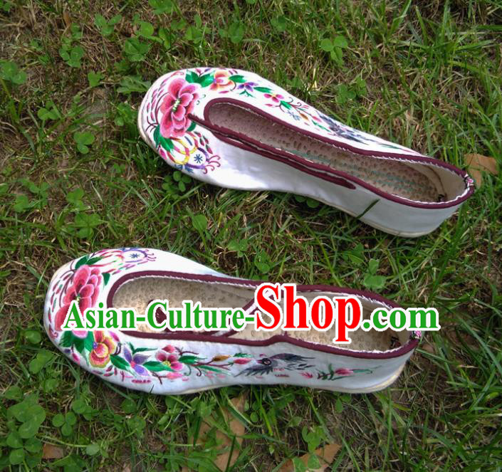 Chinese Handmade White Satin Shoes Traditional Yi Nationality Shoes Yunnan Ethnic Shoes National Embroidered Shoes