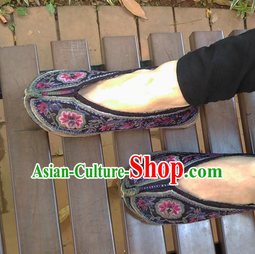Chinese Traditional Yi Nationality Folk Dance Shoes Yunnan Ethnic Woman Shoes Embroidered Shoes National Black Cloth Shoes