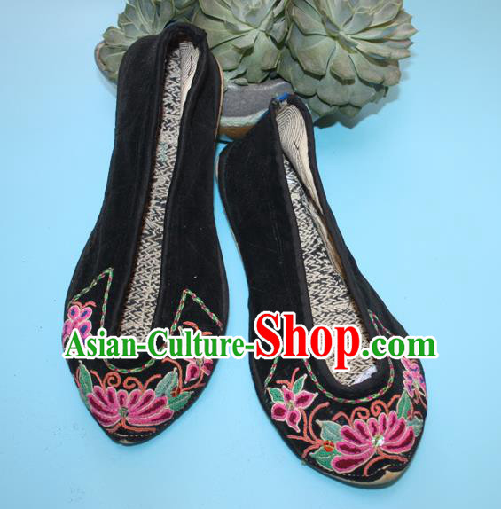 Chinese Handmade Yi Nationality Woman Shoes Yunnan Folk Dance Shoes Traditional Black Embroidered Shoes