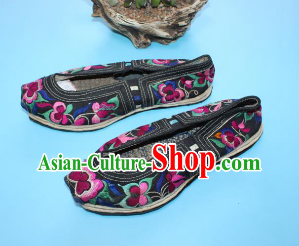 Chinese Handmade Yi Nationality Shoes Yunnan Woman Cloth Shoes Traditional Ethnic Black Embroidered Shoes