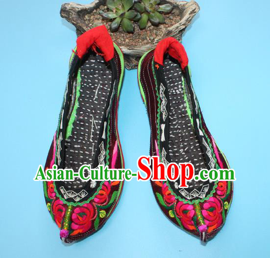 Chinese Traditional Dark Red Embroidered Shoes Yi Nationality Dance Shoes Handmade Yunnan Ethnic Shoes