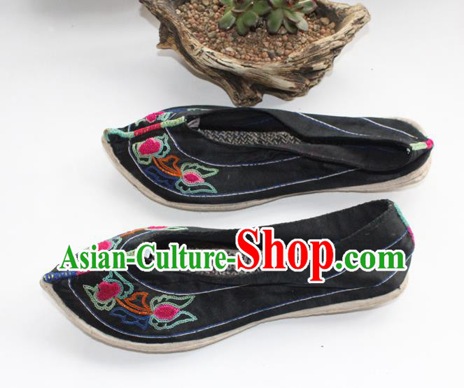 Chinese Yi Nationality Dance Shoes Handmade Yunnan Ethnic Cloth Shoes Traditional Black Embroidered Shoes