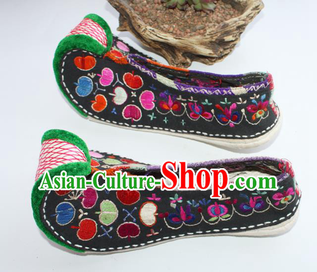 Chinese Traditional Court Embroidered Shoes Handmade Yi Nationality Shoes Yunnan Ethnic Black Cloth Shoes
