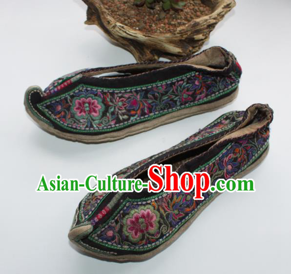 Chinese Yi Nationality Shoes Yunnan Ethnic Wedding Shoes Traditional Black Cloth Shoes Handmade Full Embroidered Shoes