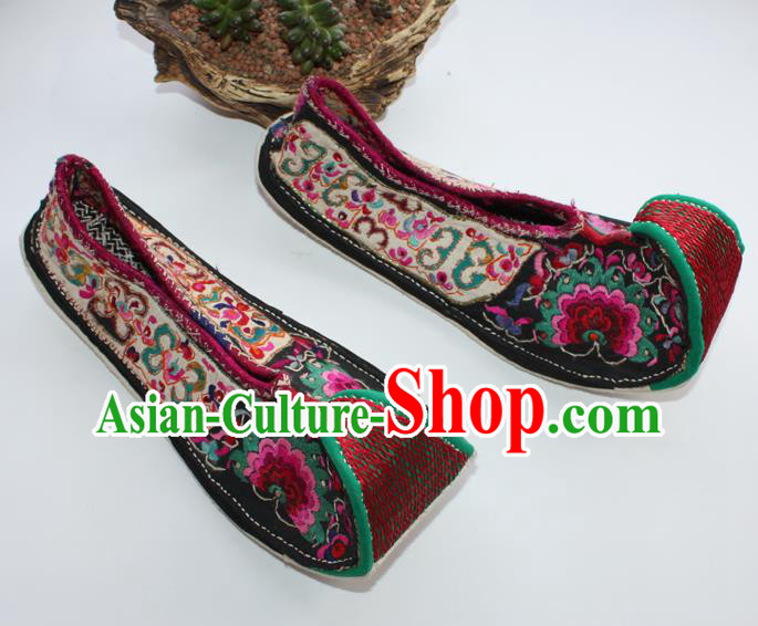 Chinese Yunnan Ethnic Dance Shoes Traditional Court Cloth Shoes Handmade Full Embroidered Shoes Yi Nationality Shoes