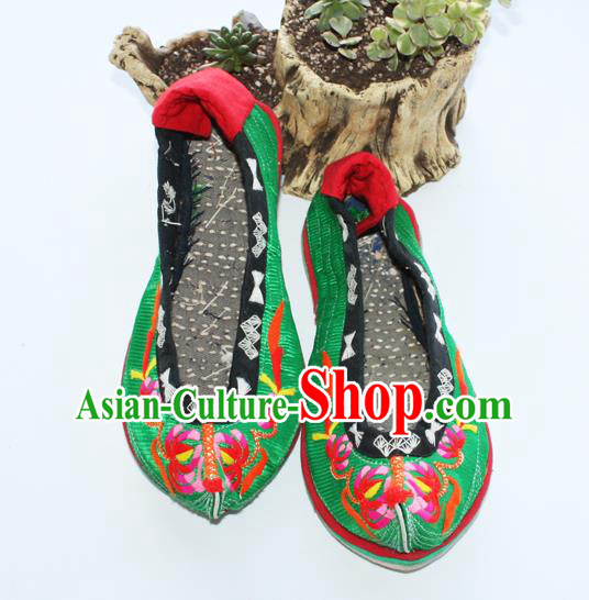 Chinese Yunnan National Woman Green Shoes Handmade Ethnic Folk Dance Shoes Yi Nationality Embroidered Shoes