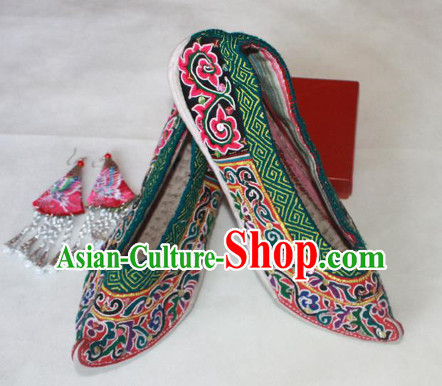 Chinese Handmade Ethnic Bride Shoes Shui Nationality Stage Performance Shoes National Yunnan Embroidered Shoes