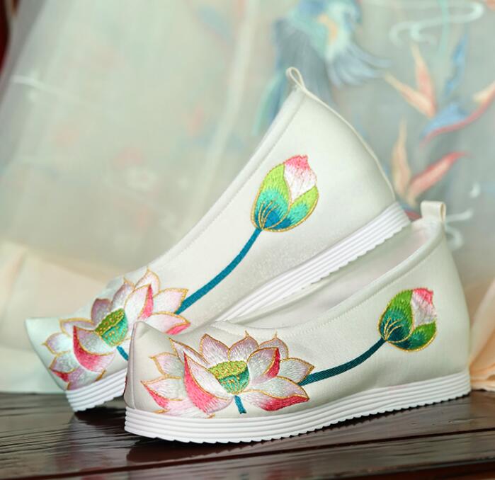 China Traditional Hanfu Shoes White Cloth Shoes Embroidered Lotus Shoes Ancient Princess Shoes Song Dynasty Shoes