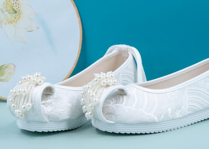 China Ancient Princess Shoes Pearls Shoes Traditional Hanfu Shoes White Brocade Shoes