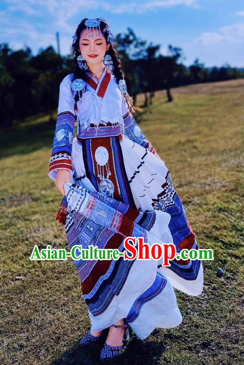 Yunnan Miaojiang Exotic Girl White Suit Ethnic Style