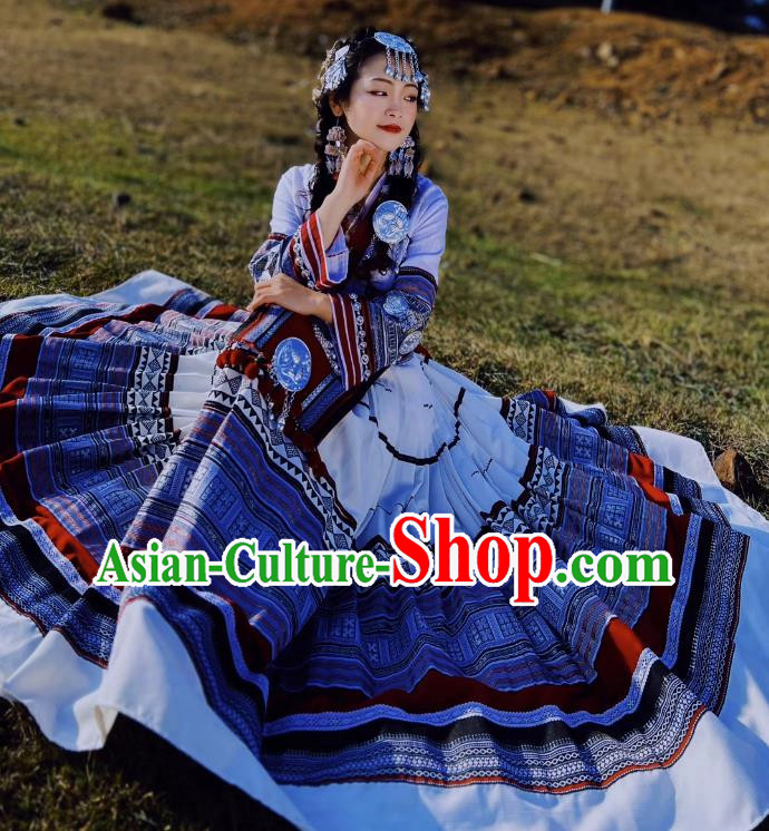 Yunnan Miaojiang Exotic Girl White Suit Ethnic Style