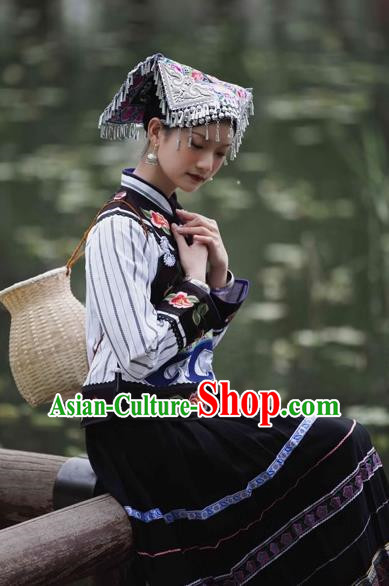 Clothes Of The Buyi Nationality 56 Ethnic Minorities Dress Up On Catwalks And Perform Costumes