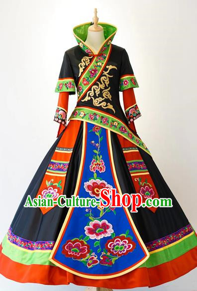 Yi Nationality Dresses Up Ethnic Minority Costumes In March 3rd Catwalk Show Costumes In Yunnan