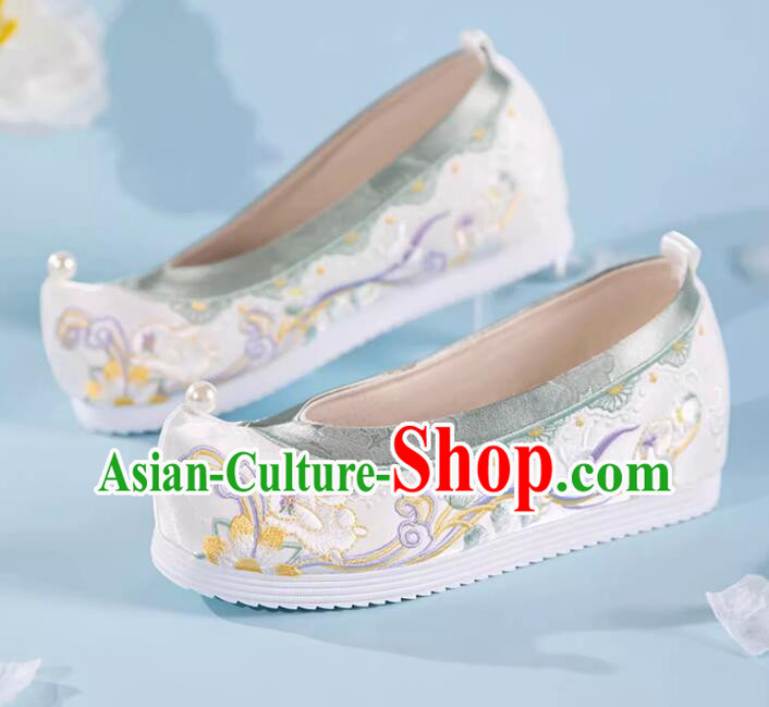 China Traditional Hanfu Shoes Handmade White Embroidered Shoes Ming Dynasty Princess Pearls Shoes
