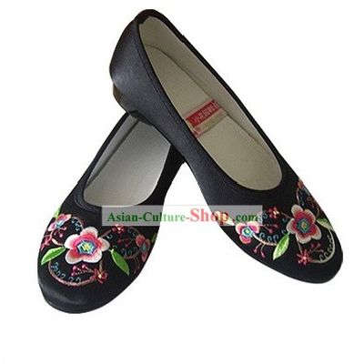 Chinese Traditional Handmade Embroidered Satin Shoes (calyx canthus)