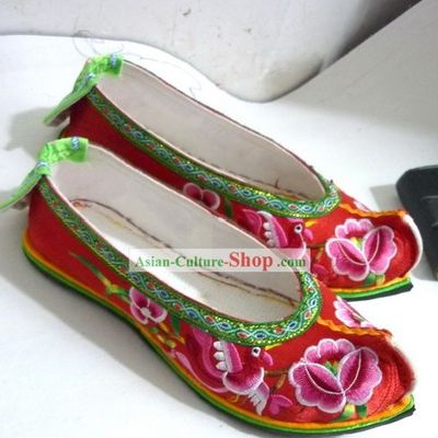 Traditional Chinese Red Wedding Embroidered Flower Shoes