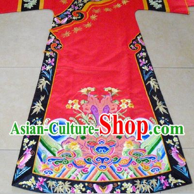 Traditional Chinese Red Embroidery Wedding Robe for Brides