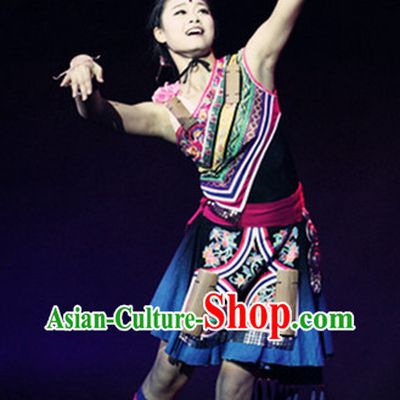 Traditional Chinese Ethnic Minority She Costumes and Headwear