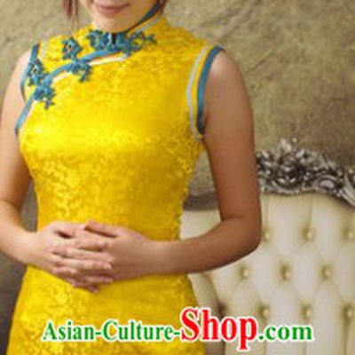 Traditional Chinese Sleeveless Silk Gold Qipao