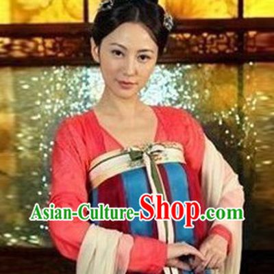 Ancient Chinese Tang Dynasty Costumes and Hair Accessories for Women
