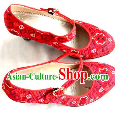 Traditional China Miao Minority Embroidery Red Shoes for Women