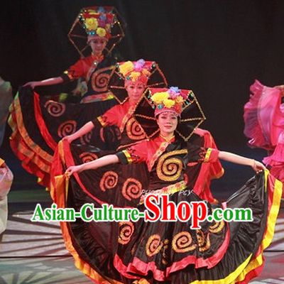 Chinese Yi Nationality The Yi minority Lijiang Xintuo Ecotourism Clothes and Headwear