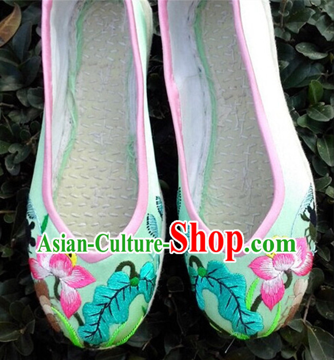 Chinese traditional handmade embroidered shoes embroidery shoes Chinese traditional handmade embroidered shoes embroidery shoes