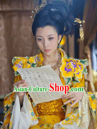 Tang Dyasty Queen Clothing and Hair Accessories Tang Dyasty Queen Clothing and Hair Accessories