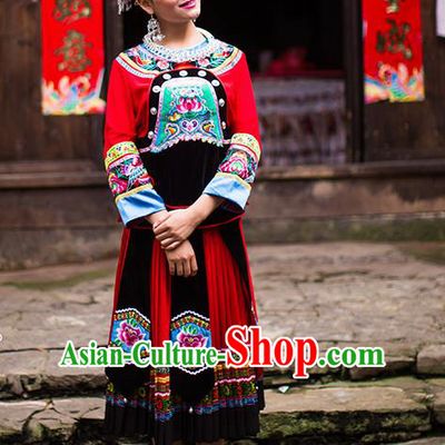 Traditional Chinese Miao Nationality Dancing Costume Accessories Necklace, Female Folk Dance Ethnic Pleated Skirt and Headwear, Chinese Minority Nationality Embroidery Costume and Hat for Women