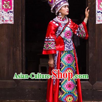 Traditional Chinese Miao Nationality Dancing Costume Accessories Necklace, Female Folk Dance Ethnic Pleated Skirt and Headwear, Chinese Minority Nationality Embroidery Costume and Hat for Women
