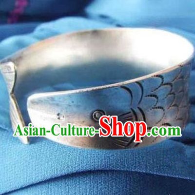 Traditional Chinese Miao Nationality Bracelet, Hmong Folk Wedding Sliver Bracelet, Chinese Minority Nationality Miao Fish Bracelet Jewelry Accessories for Women